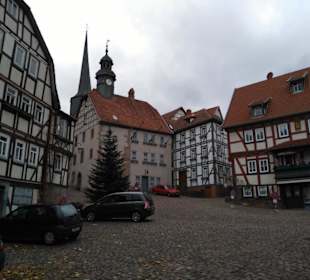 Marktplatz mit Kirchturm