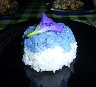 Blauer Reis gefärbt mit der Blume
