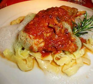 Kaninchenkeule auf hausgemachten Nudeln