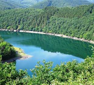 Blick über den See der Talsperre