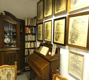 Alte Meisterbriefe an den Wänden