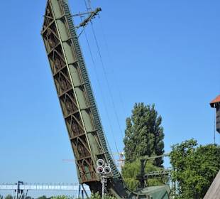 Die Öffnung der Rollklappbrücke Oldenburg