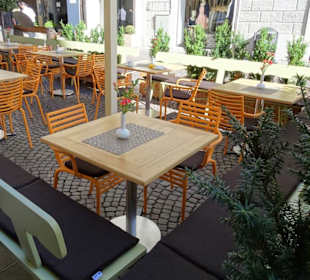 Tische auf der Terrasse des Gasthauses Fink