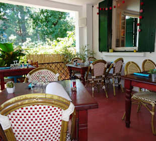 Blick auf die Plätze der Terrasse