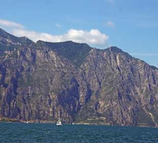 Gegenüber die Berge