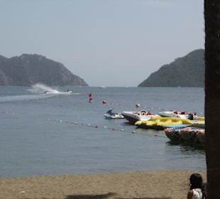 Wassersportaktivitäten überall an der Promenade