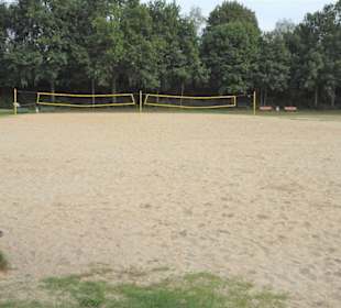 Strand und Beach-Volleyball-Court am Weichelsee