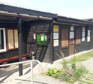 In diesen Gebäuden viel Info, muss man rein