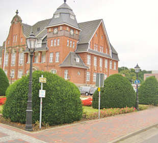 Historisches Rathaus mit Vorgarten