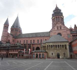 Außenansicht vom Domplatz