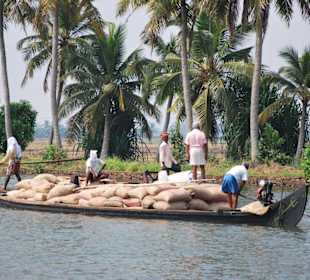 Schiff mit Reissäcken