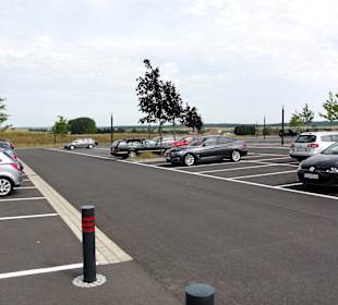 Leere Parkplätze des Flughafens