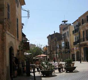Blick auf Dorfplatz mit Rathaus (hinten rechts)