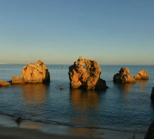 Praia dos Arrifes mit bizzarer Felsenküste