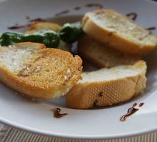 Pan de Ajo con Piementos de Padron