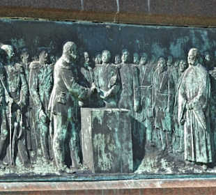 Relief am Sockel des Denkmals