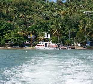 Blick auf Tenderboot im Hafen