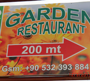 Hinweisschild zu Mümins Garten-Restaunt .       