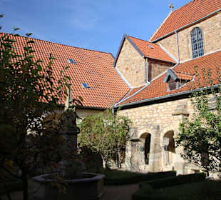 Blick in den Kreuzganggarten