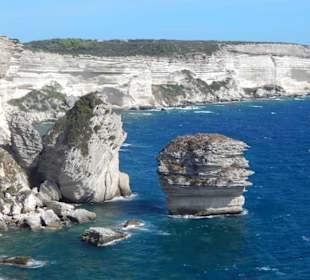 Blick aufs 0ffene Meer und Sandsteinfelsen