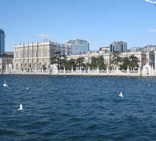 Dolmabahçe-Palast vom Bosporus aus gesehen