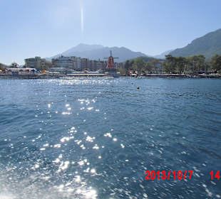 Mit Boot am Strand entlang