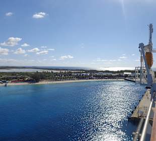 Blick vom Schiff auf den Hafen