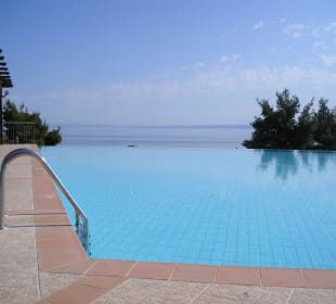 Hotel Pool Blick