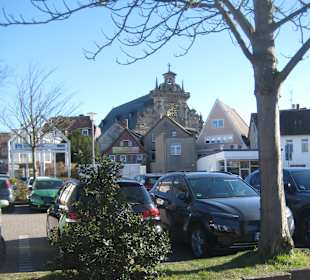 Eine Art "Hinterhof" mit Parkpätzen