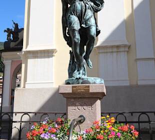 Skulptur an der Kirche