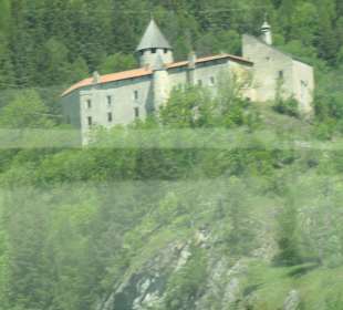 Blick zu Schloss Sprechenstein (Castel Pietra)