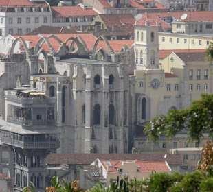 Elevador und zerstörte Kirche