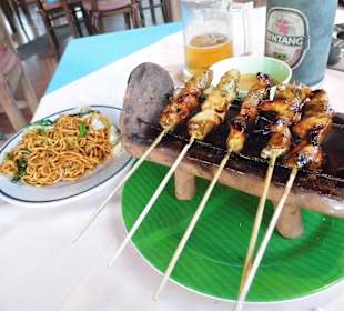 Satay Spiesse mit gebratenen Nudeln