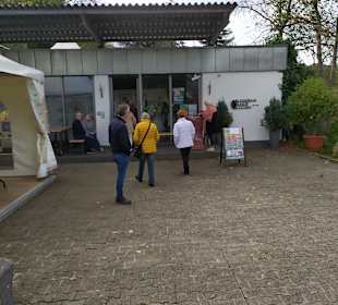 Vor dem Eingang zum Bunker