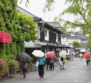 Uliczki starego miasta w deszczu.