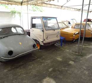 In der Haupthalle des Jesada Fahrzeug Museums