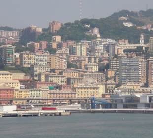 Blick von Schiff zum Hafen und auf Genua