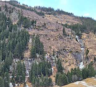 Wasserfall entlang des Weges