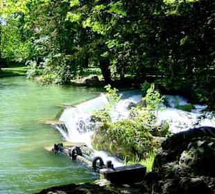 Der Wasserfall im Englischen Garten