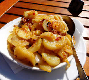 Bratkartoffeln als Beilage zum Fischteller