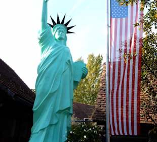 Freiheitsstatue und Fahne