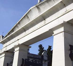 Eingangsportal des Friedhofs