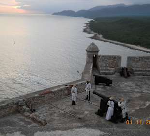 Das Anzünden der Kanonen