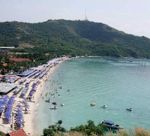 Blick von oben auf den Samae Beach