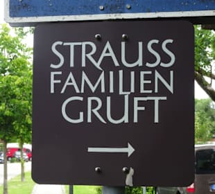 Wegweiser zur Strauß-Gruft