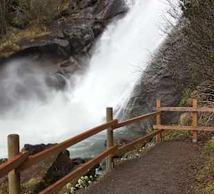 Wanderweg am Wasserfall entlang