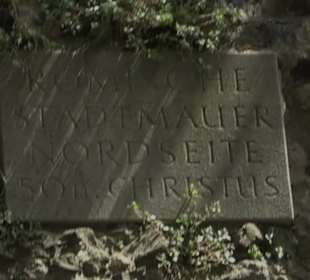 Römische Stadtmauer an der Burgmauer