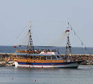 Rechts die Strandpromenade runter zum Steg