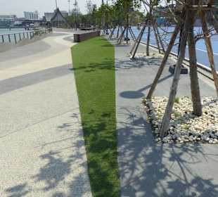 Uferpromenade mit Geländer und Sitzgelegenheiten