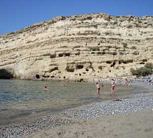 Matala mit Hippiehöhlen im Hintergrund